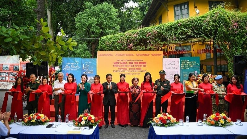 ប្រតិភូ​កាត់​ខ្សែបូ​ដើម្បី​បើក​ស៊េរី​នៃ​សកម្មភាព​រំលឹក។ (រូបថត៖ គណៈកម្មការរៀបចំ)