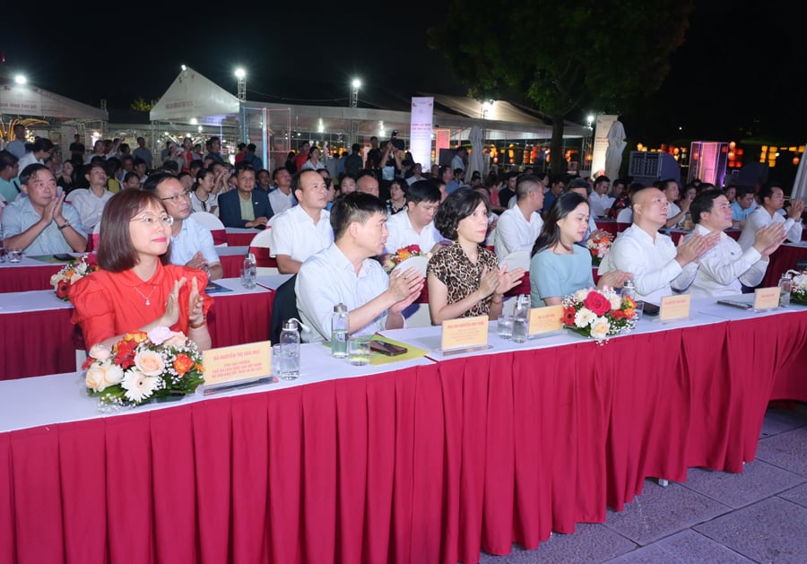 Khai mạc Hội chợ triển lãm hàng lưu niệm, quà tặng Thủ đô năm 2025 - Ảnh 2.
