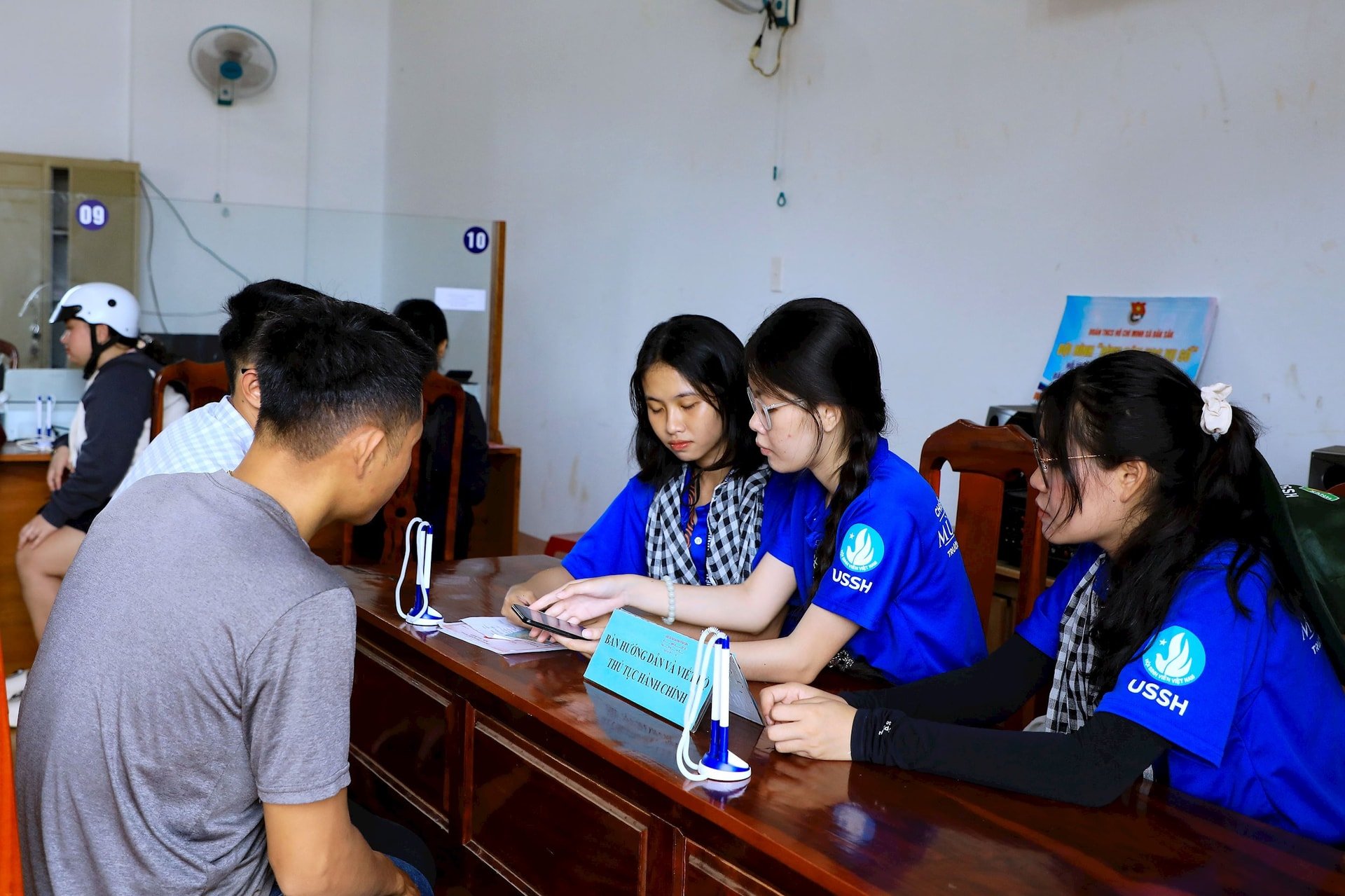 4 Thanh niên tình nguyện hướng dẫn người dân xã Đắk Sắk làm thủ tục