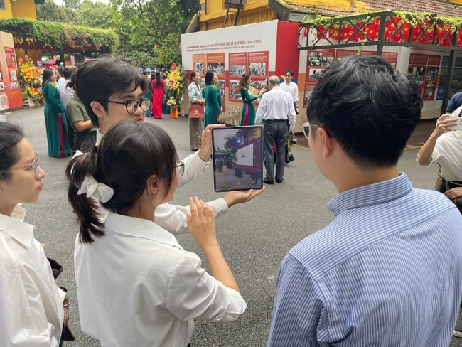 Khu Di tích Chủ tịch Hồ Chí Minh ra mắt trải nghiệm công nghệ AR gắn với thế giới thực – kết nối lịch sử và hiện đại - Ảnh 2.