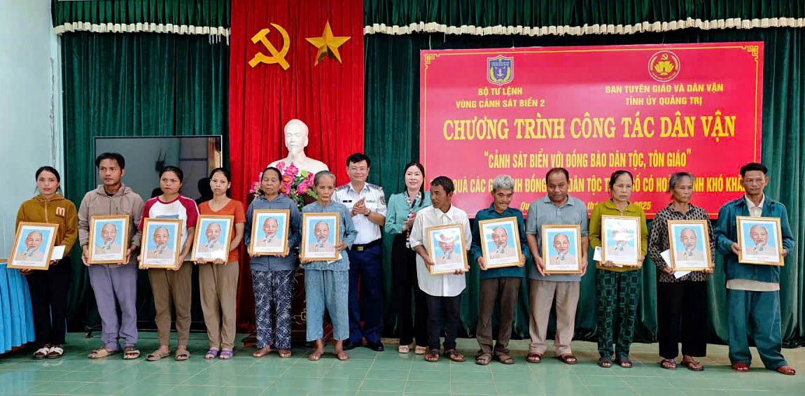 Bộ Tư lệnh Vùng Cảnh sát biển 2 đã trao tặng 100 suất quà (mỗi suất 1 triệu đồng) cho các gia đình chính sách, ngư dân, đồng bào dân tộc, tôn giáo có hoàn cảnh khó khăn 