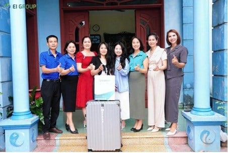 Thầy cô EI Group đến thăm nhà học viên Đỗ Bích Đào và gửi lời chúc mừng khi em có visa du học
