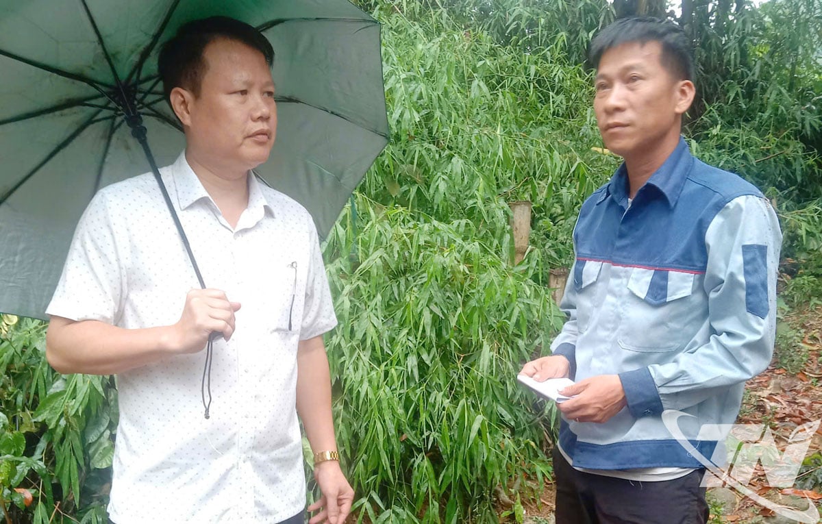 Lãnh đạo xã Thanh Thịnh thăm hỏi, động viên gia đình bị hỏa hoạn tại thôn Bản Chàng