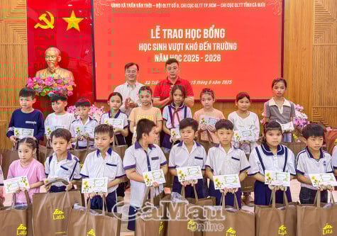 Awarding 160 scholarships to disadvantaged students in Tran Van Thoi commune