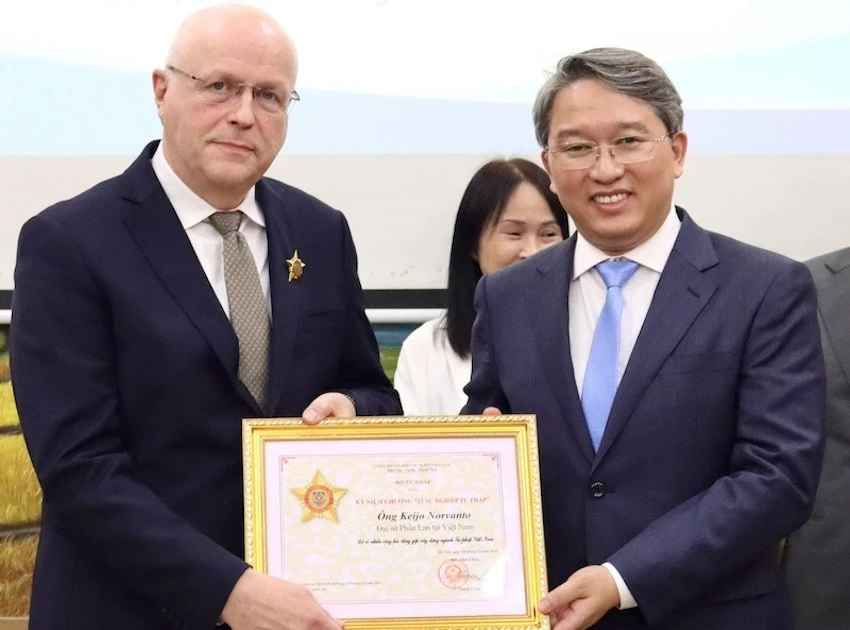 Remise de la médaille « Pour la cause de la justice » à l'ambassadeur de Finlande au Vietnam