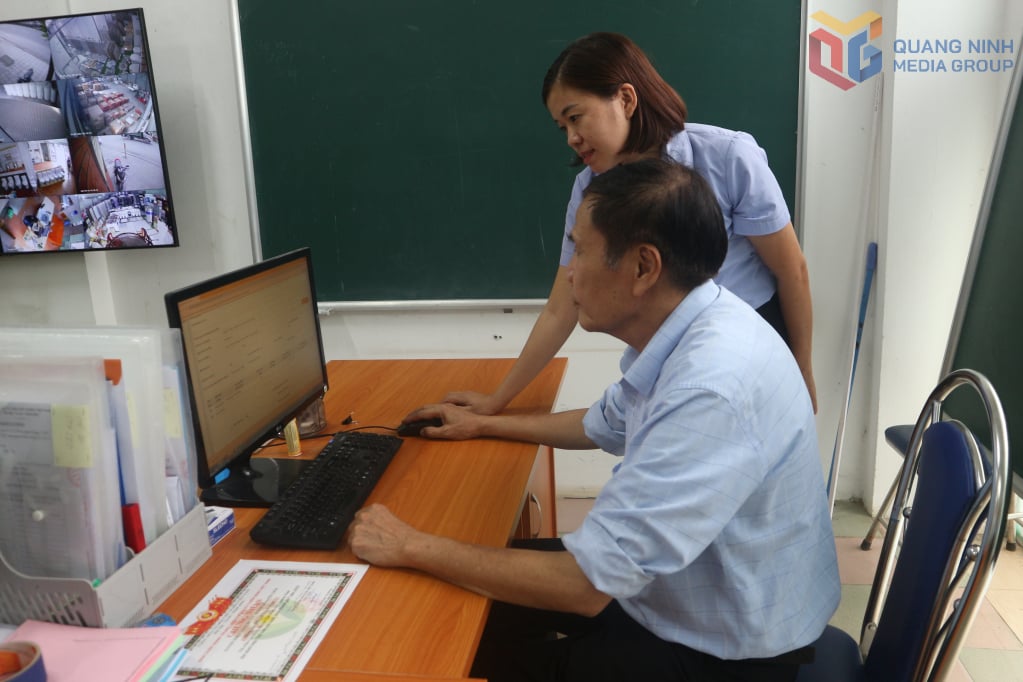 Công ty TNHH Hồng Nắp (khu 8, Đặc khu Vân Đồn) kê khai thuế qua phần mềm điện tử của cơ quan thuế.