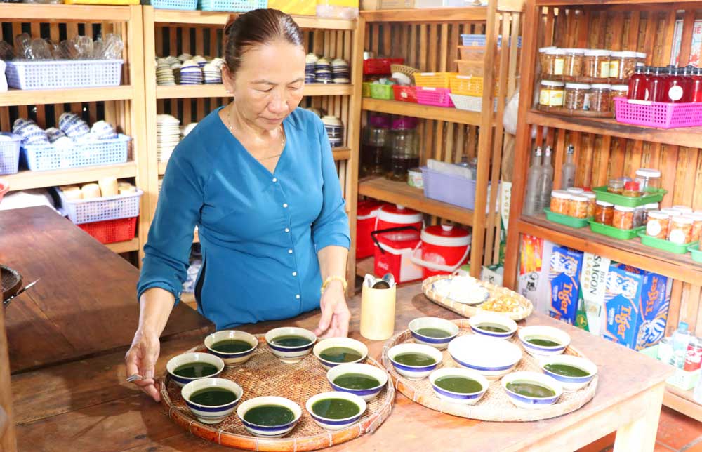 Bà Nguyễn Thị Bích Vân chuẩn bị món ăn dân dã phục vụ du khách tại Cồn Chim.