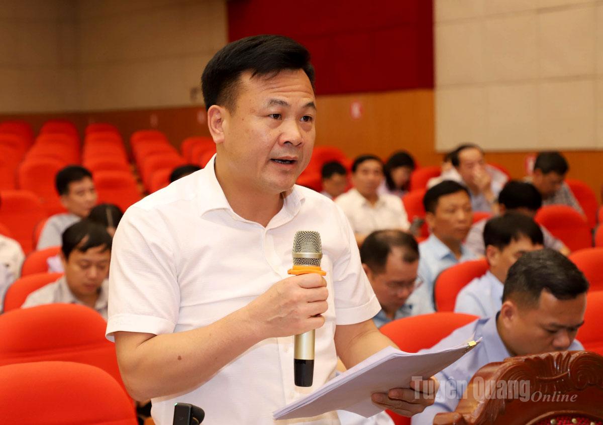 Đại biểu Trương Thế Hùng, Trưởng Thuế tỉnh góp ý kiến vào Văn kiện Đại hội.
