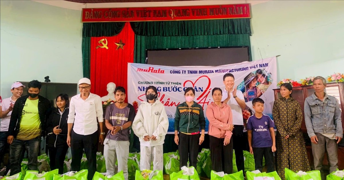 Trao 200 suất quà đến người dân xã Đông Giang