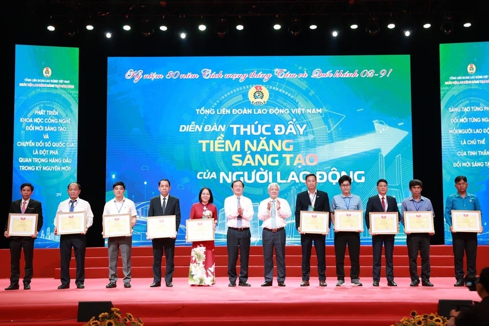  trao Bằng khen của Ủy ban Trung ương Mặt trận Tổ quốc Việt Nam tới 10 cá nhân vì đã có các sáng kiến xuất sắc, tiêu biểu