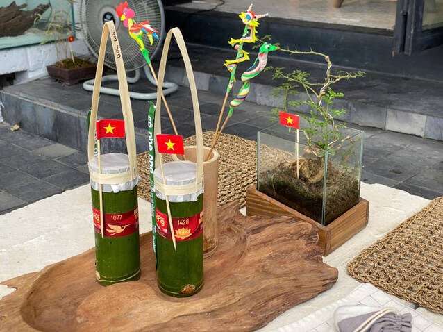 Quán cà phê ống tre gắn cờ đỏ sao vàng hút khách dịp Quốc khánh 2.9