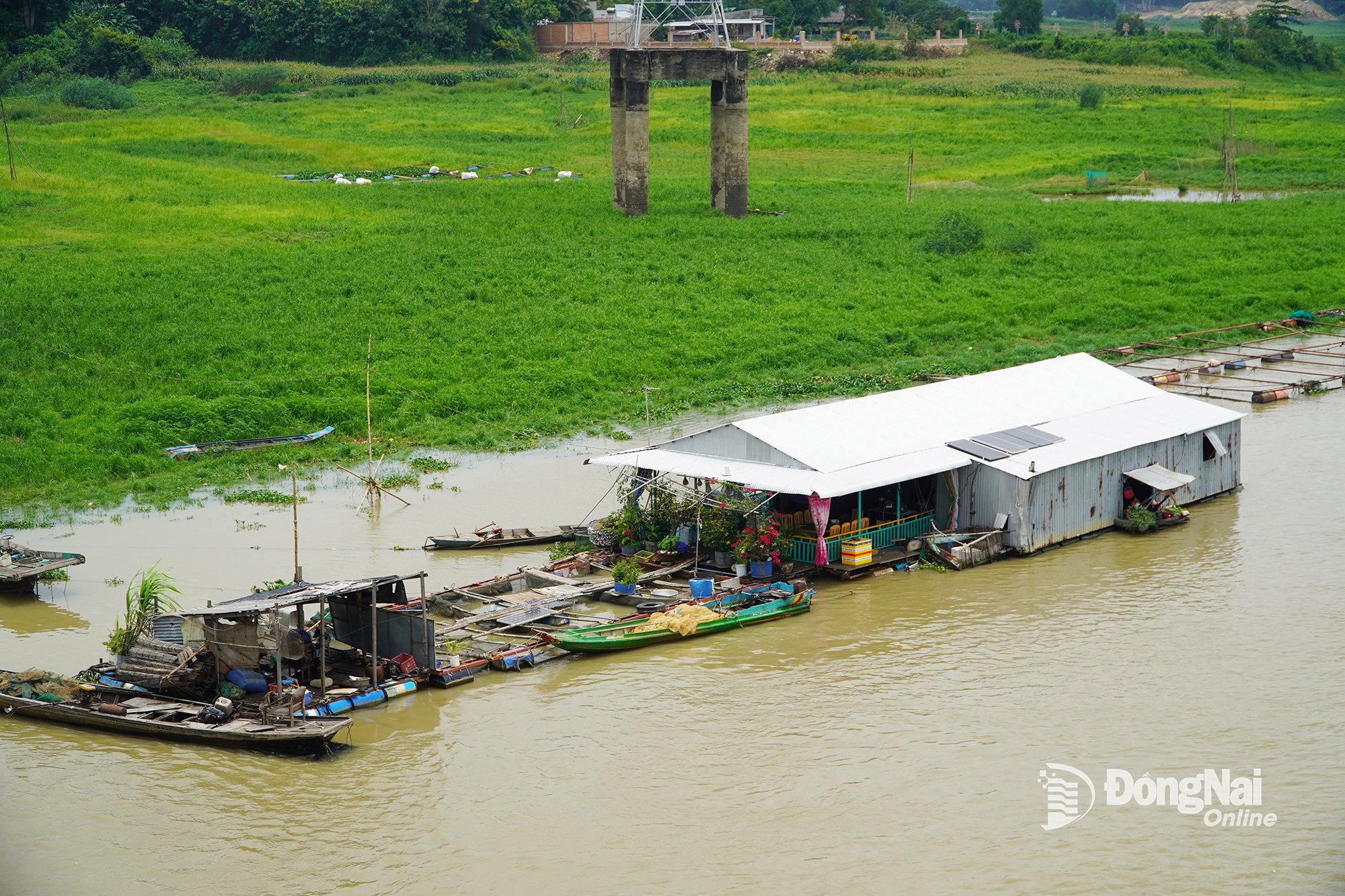 Pin năng lượng mặt trời phủ trên mái bè La Ngà. Ảnh: Quang Dinh