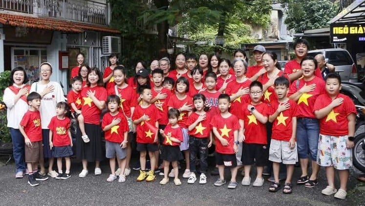 Câu lạc bộ Đọc sách cùng con hưởng ứng Cùng Việt Nam tiến bước.