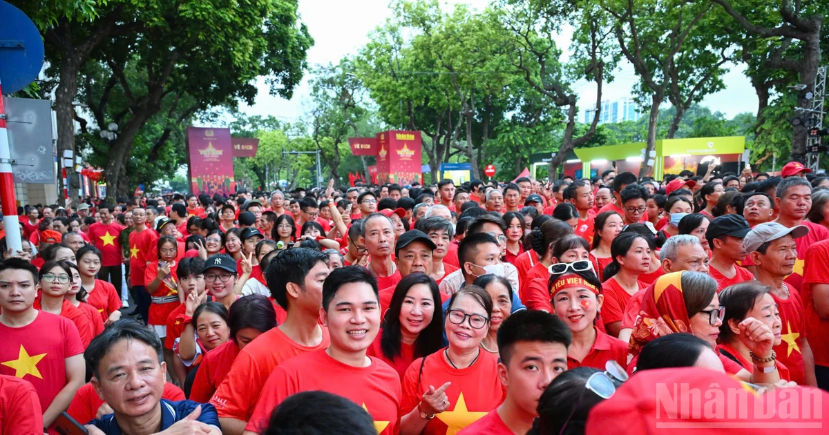 [Foto] Estrellas rojas y amarillas en la ceremonia de lanzamiento del programa "Avanzando con Vietnam".