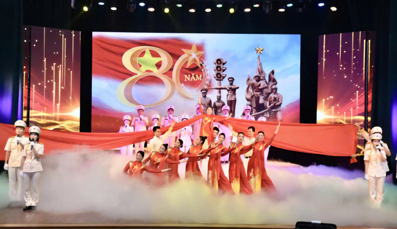 “Công an Thanh Hóa - Vang mãi bản hùng ca”: Dấu ấn nghệ thuật tri ân và tự hào -0