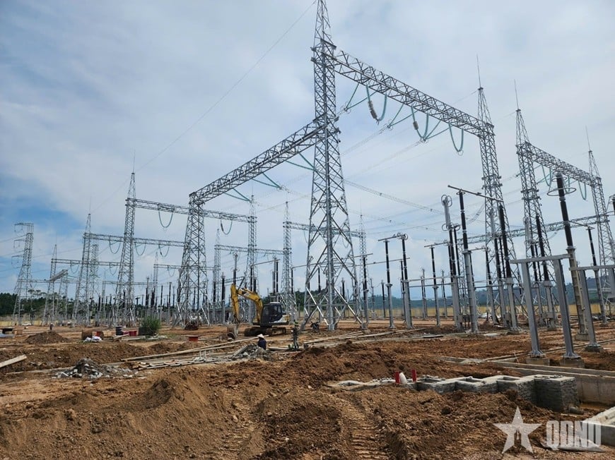 Nằm trên một ngọn đồi thấp tại Lào Cai, trạm biến áp 500kV rộng 17,8ha đang được hoàn thiện.