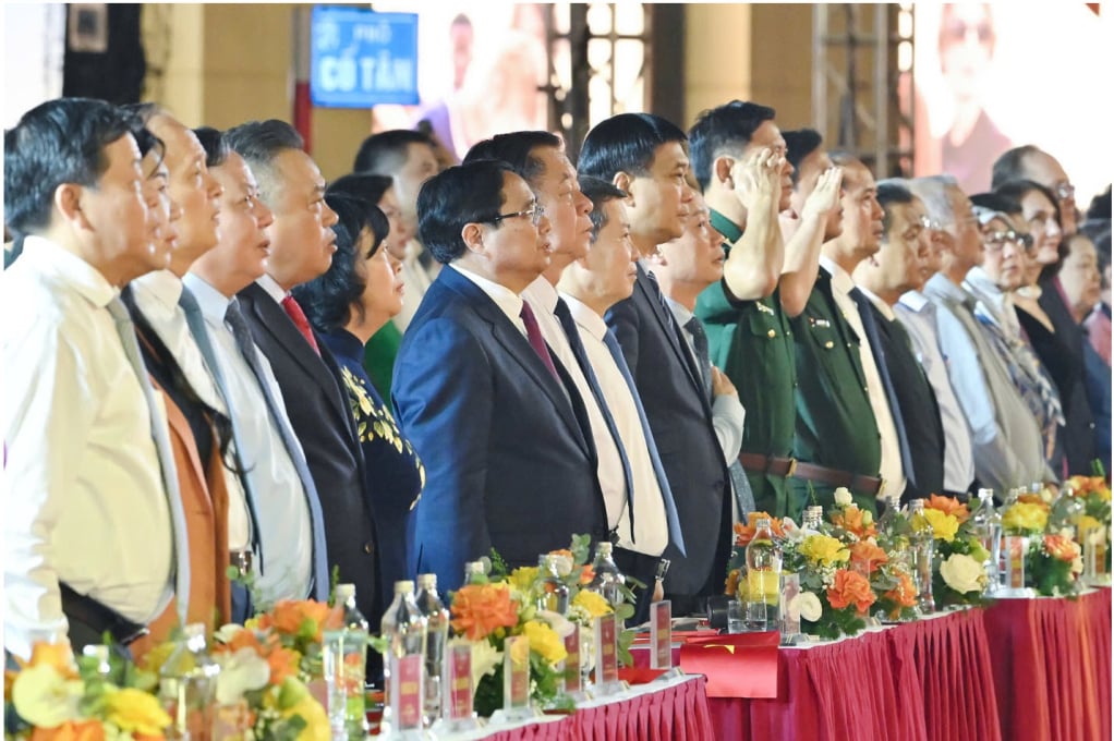 Thủ tướng Phạm Minh Chính và các đại biểu dự chương trình đã cùng hát vang bài Tiến Quân ca. (Ảnh: Thủy Nguyên)