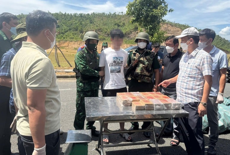Lực lượng biên phòng bắt giữ 2 đối tượng vận chuyển gần 300 kg ma túy- Ảnh 1.