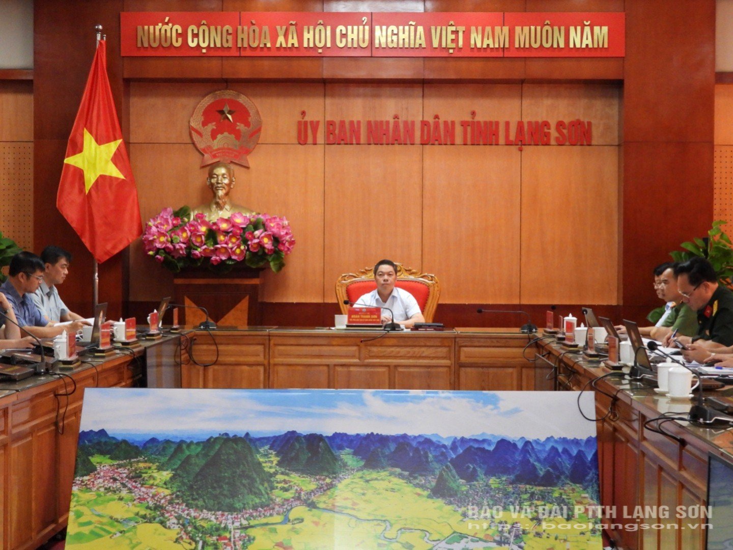 សមមិត្ត Doan Thanh Son អនុប្រធានគណៈកម្មាធិការប្រជាជនខេត្តបានចូលរួមកិច្ចប្រជុំនៅចំនុចស្ពាន Lang Son។