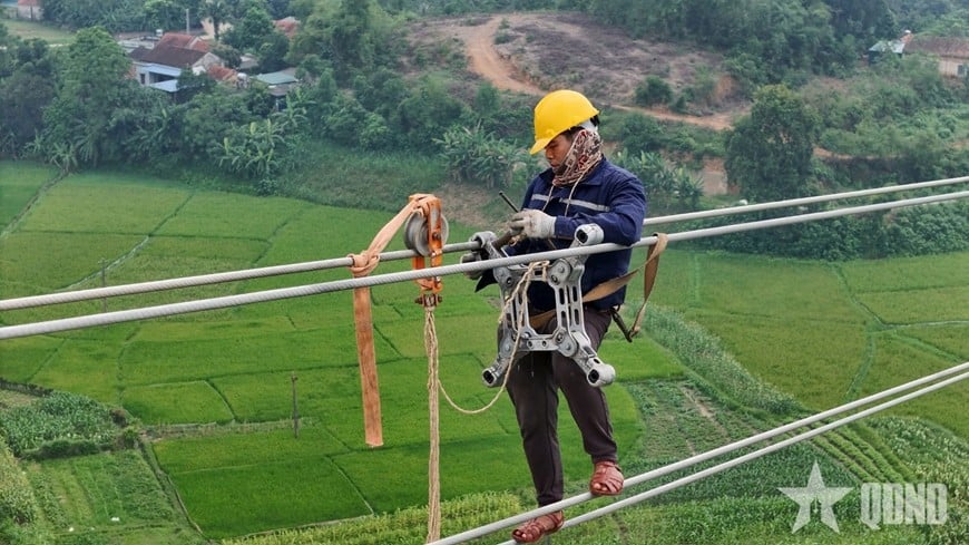 Công nhân thi công hạng mục kéo dây.