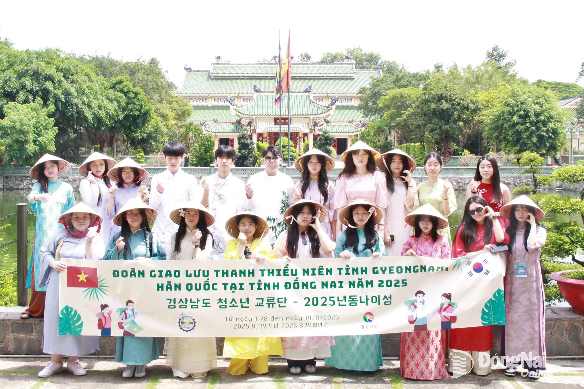 Thanh, thiếu niên tỉnh Gyeongnam chụp ảnh với trang phục áo dài