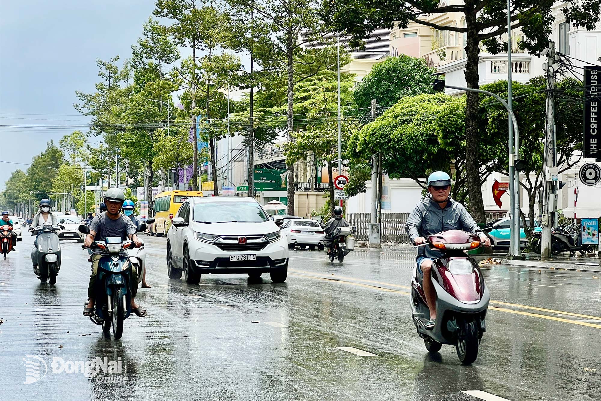 Người dân di chuyển trên đường Võ Thị Sáu (phường Trấn Biên) sau cơn mưa trưa 16-8. Ảnh minh họa: Kim Liễu
