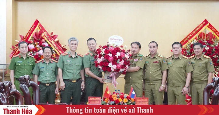 Hua Phan Provincial Police visited and congratulated officers and soldiers of Thanh Hoa Provincial Police on the occasion of the 80th anniversary of the Traditional Day of the Vietnam People's Public Security Forces.