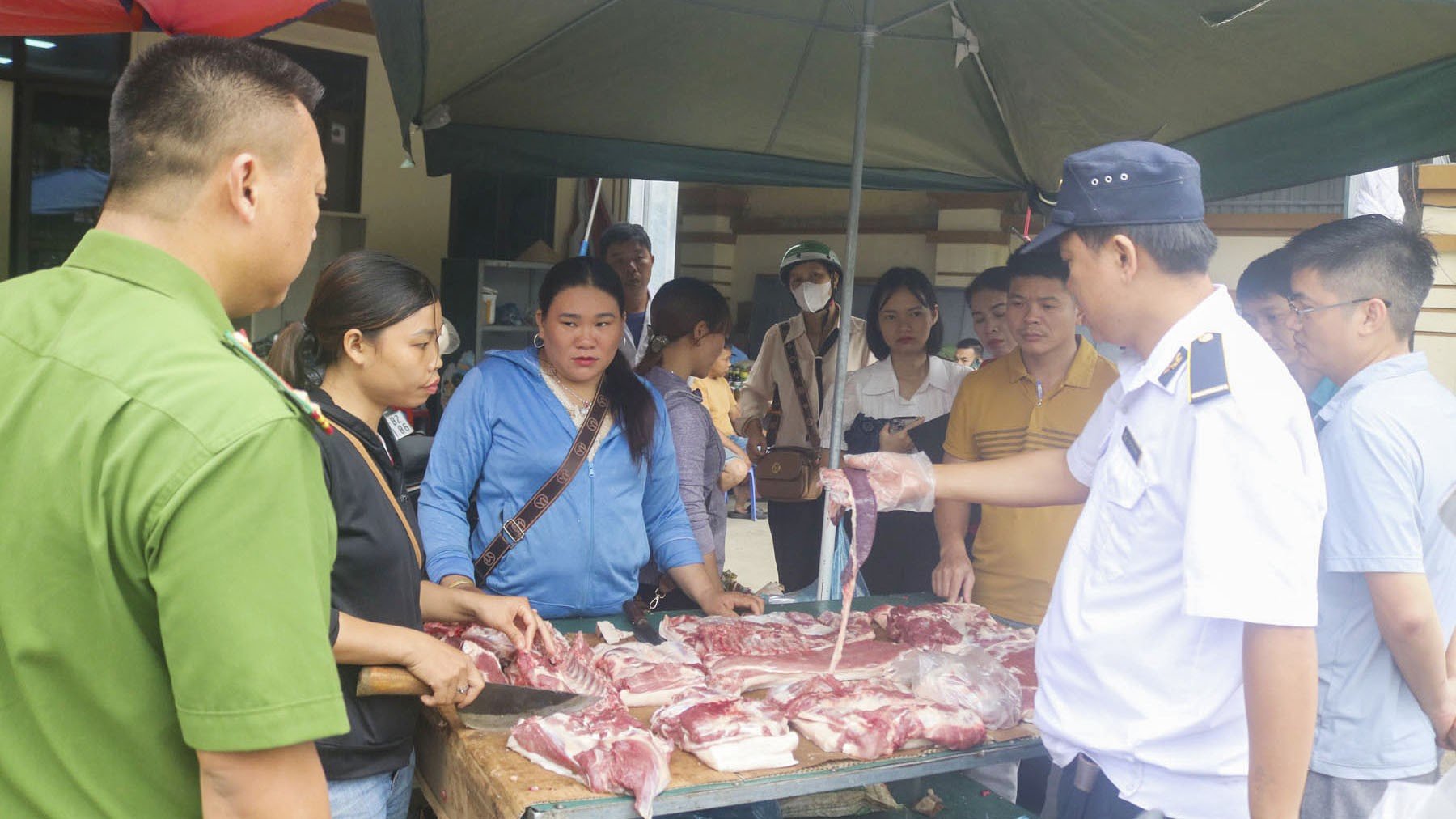 tuyen-truyen-nhan-dan-khong-kinh-doanh-buon-ban-thit-lon-mac-benh.jpg