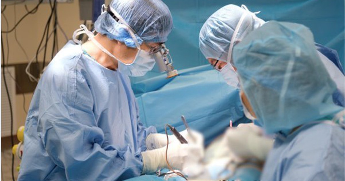 Ung thư phổi chuẩn bị mổ, bất ngờ phát hiện khối dị dạng mạch máu não