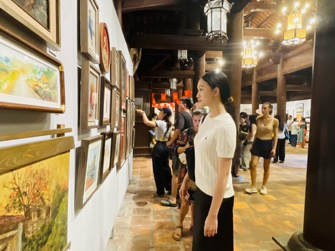 txvn-trien-lam-tranh-nuoc-non-ngan-dam2.jpg