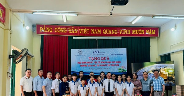 Tặng quà học sinh khuyết tật có hoàn cảnh khó khăn tại Đông Anh và Sóc Sơn