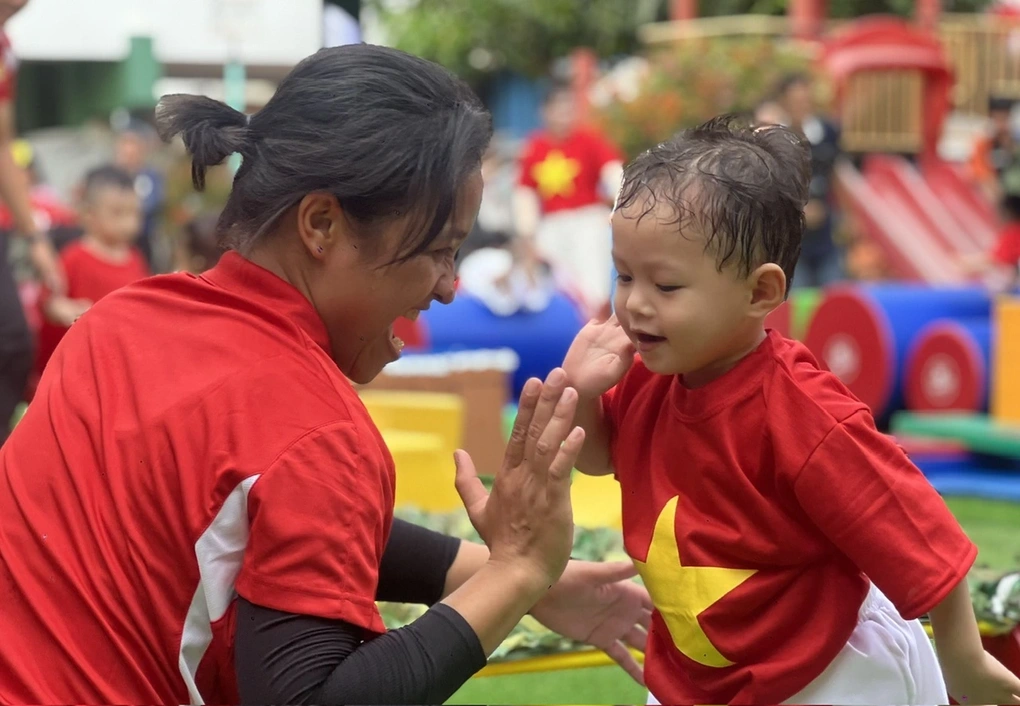Trường mầm non trả trẻ, phụ huynh khủng hoảng vừa làm vừa giữ con - 2