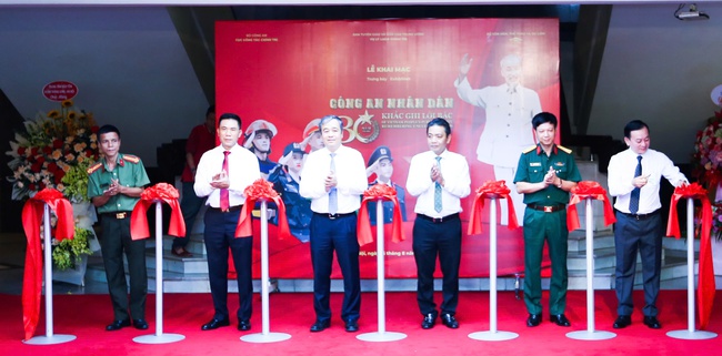 Hơn 200 tư liệu, hình ảnh, hiện vật tại triển lãm trưng bày chuyên đề &quot;Công an nhân dân - 80 năm khắc ghi lời Bác&quot; - Ảnh 1.