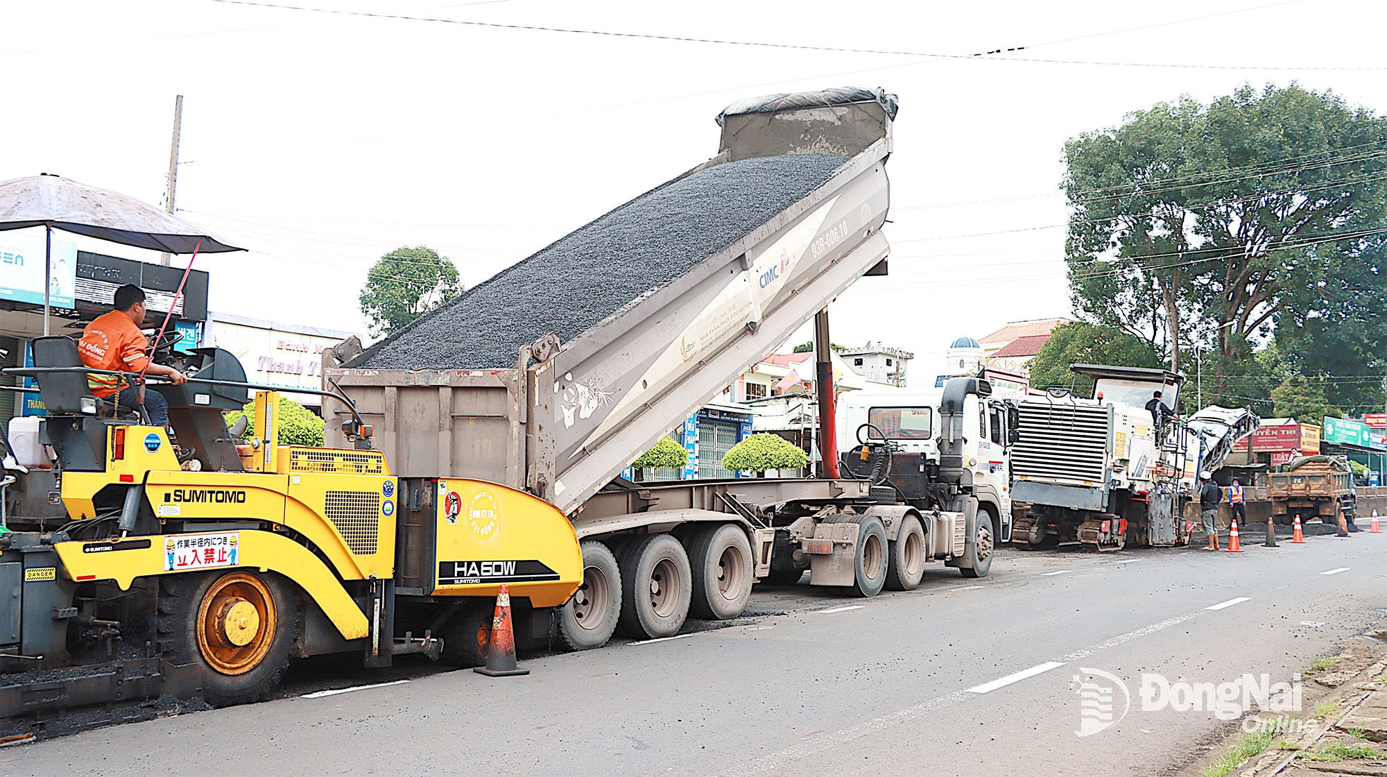 Đơn vị thi công tập trung máy móc cơ giới, nhân lực đẩy nhanh tiến độ thi công. Ảnh: Quang Minh