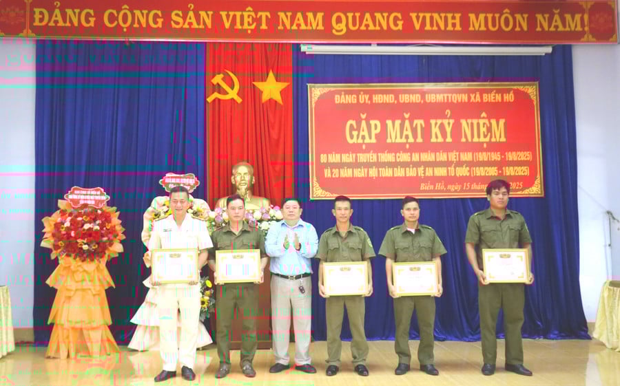 chu-tich-ubnd-xa-bien-ho-tang-giay-khen-cho-5-tap-the-trong-dip-nay-anh-van-ngoc.jpg