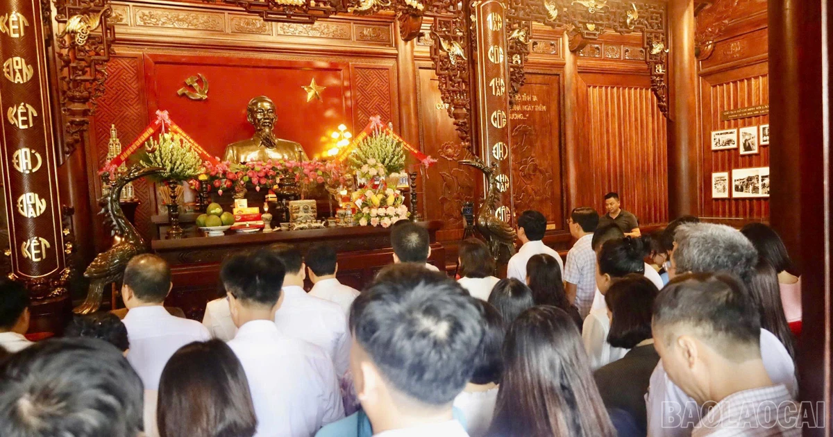 Đoàn đại biểu ngành Giáo dục và Đào tạo tỉnh báo công dâng Bác