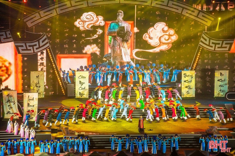 Kultura vlasti se stala zdrojem inspirace v literatuře provincie Ha Tinh. Na fotografii: Zahajovací představení uměleckého programu „Sto let, tisíc let Hai Thuong Lan Ong“ na oslavě 300. výročí narození Hai Thuong Lan Ong Le Huu Trac, kterou pořádá provincie Ha Tinh. Foto: Dau Ha.