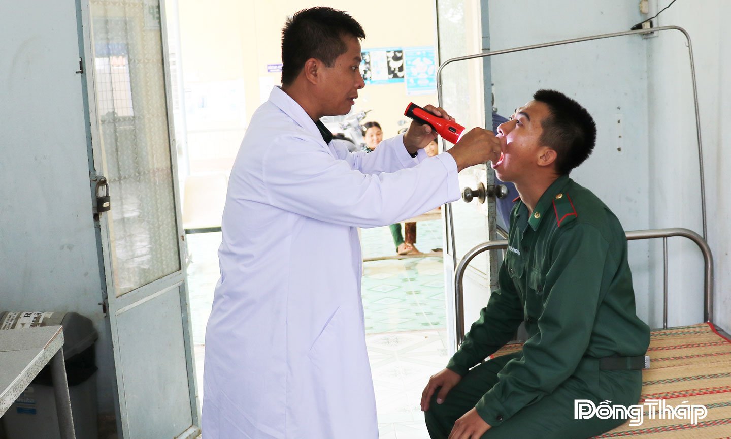 Một buổi khám bệnh tại Phòng khám Đa khoa quân dân y Dinh Bà. 