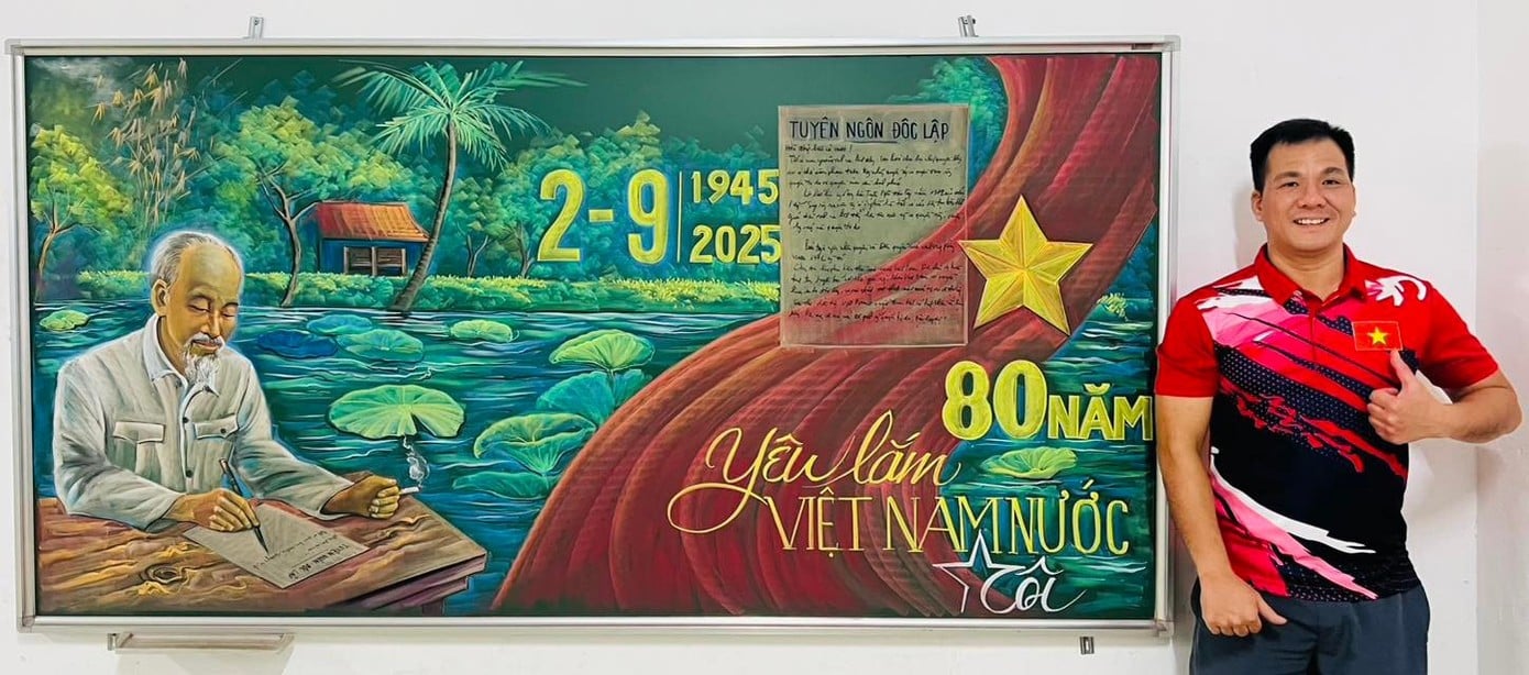 Thầy Nguyễn Trí Hạnh bên bức tranh &quot;80 năm, yêu lắm Việt Nam nước tôi&quot;.