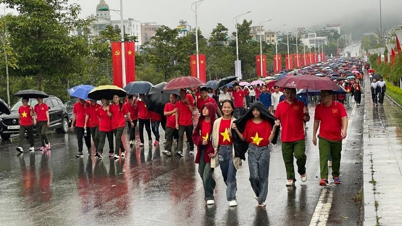 Mặc dù trời mưa song người dân Lai Châu hào hứng tham gia đi bộ tại sự kiện Cùng Việt Nam tiến bước