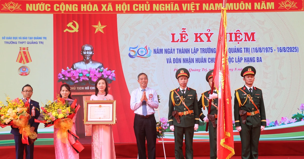 Trường THPT Quảng Trị đón nhận Huân chương Độc lập hạng Ba