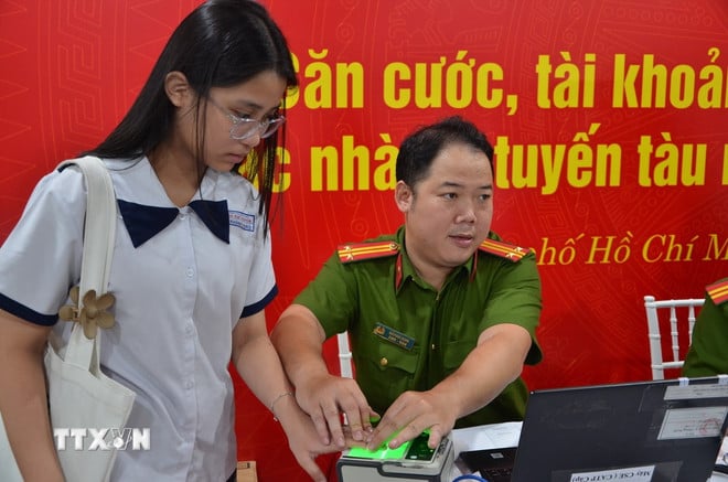 ttxvn-can-cuoc-ben-thanh-suoi-tien-1.jpg