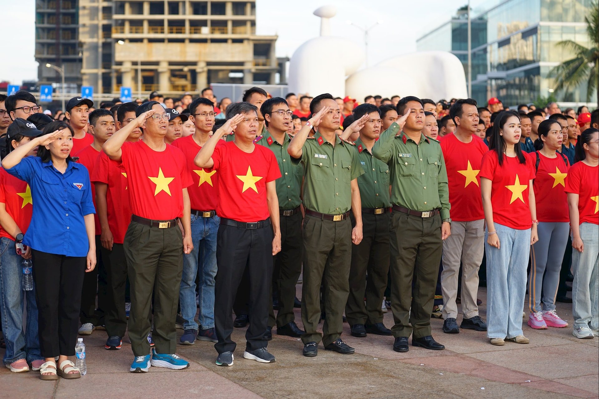 Chính quyền, đoàn thể, lực lượng vũ trang và nhân dân thành phố Đà Nẵng tham gia chào cờ tại Công viên Biển Đông. Ảnh: XUÂN S