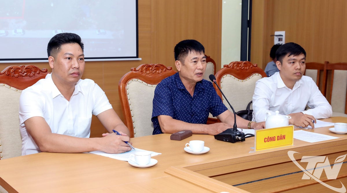 Công dân Dương Văn Chính (ngồi giữa)