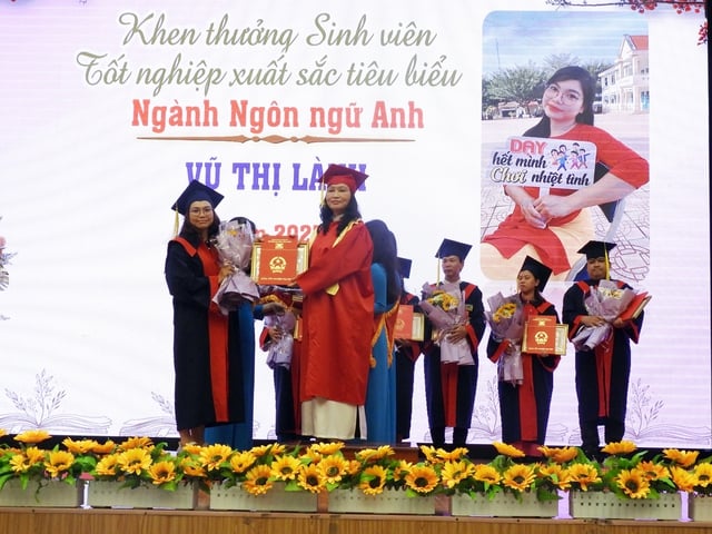 Gần 600 tân cử nhân, kỹ sư là cán bộ, công chức, viên chức- Ảnh 1.
