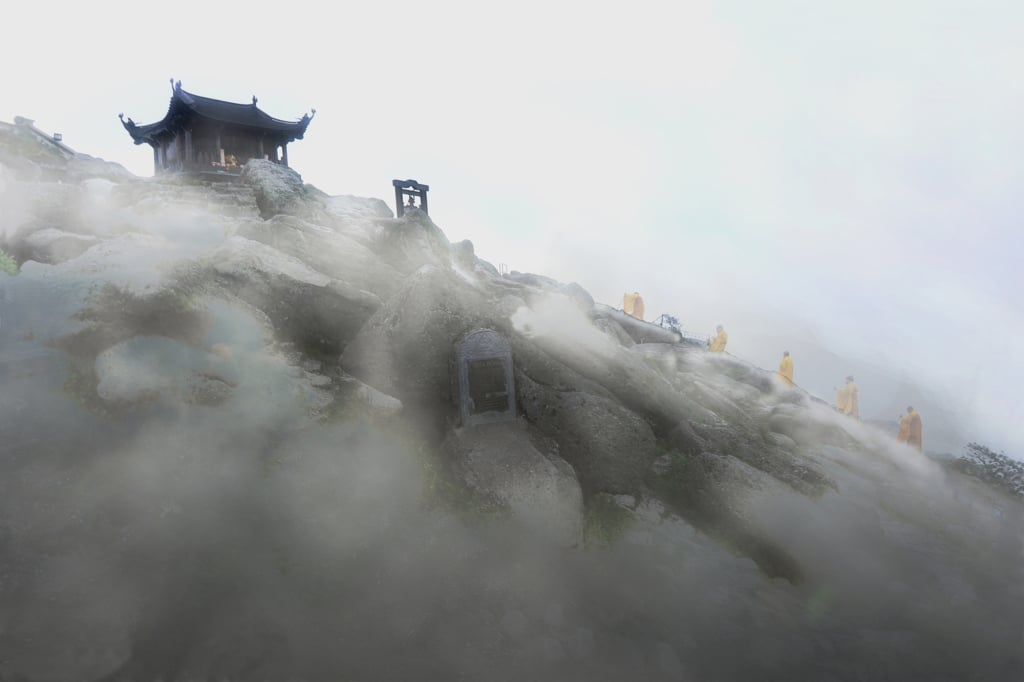 Sương sớm chùa Đồng.