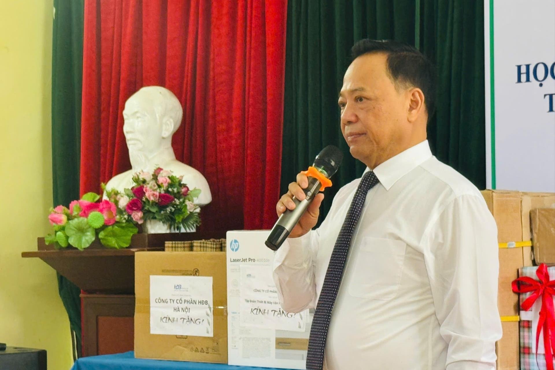 1-ong-hoang.jpg