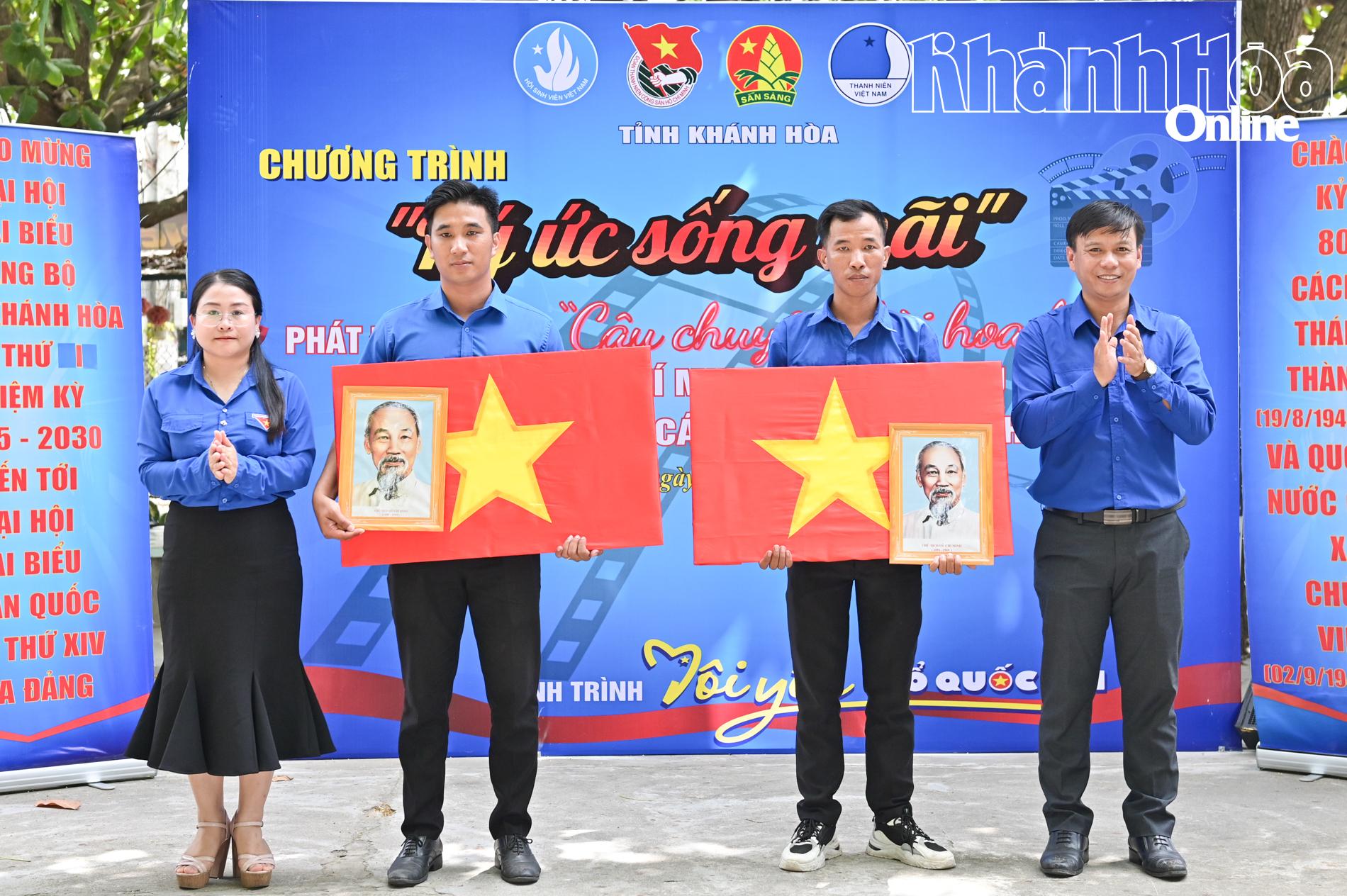 Tỉnh đoàn trao tặng cờ Tổ quốc, ảnh Bác Hồ cho Đoàn xã Đại Lãnh để thực hiện các phần việc thanh niên.
