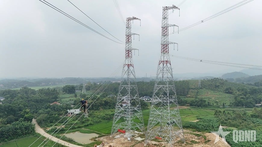 Công nhân của EVN kéo dây tại cột số 404.