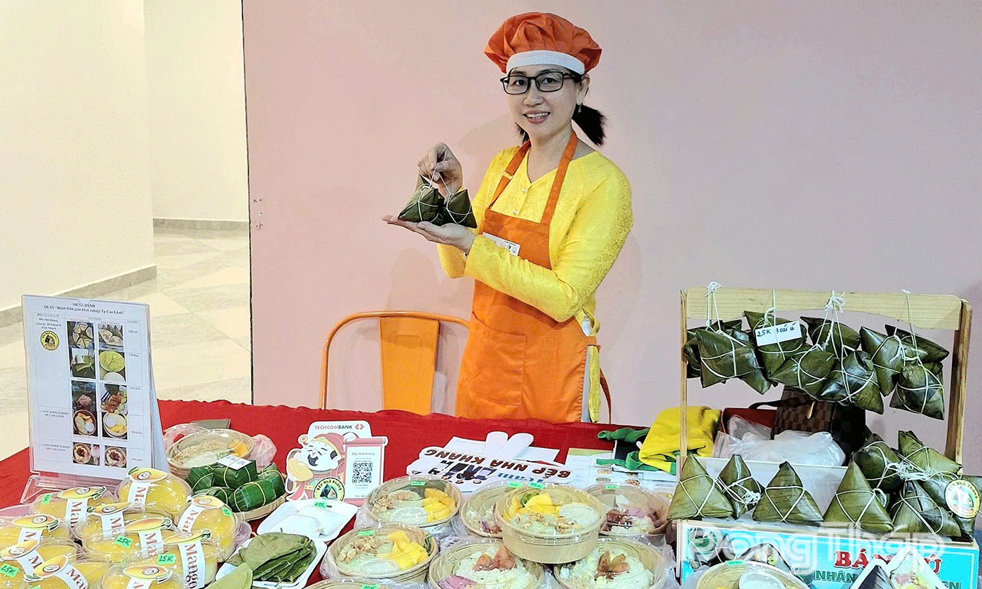 Chị Bùi Kim Nhanh giới thiệu thương hiệu “Bánh ú bếp nhà Khang”.